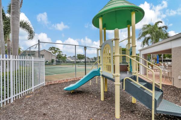 Discovery Pointe, 2007 Discovery Cir E, Deerfield Beach, Florida 33442, image 2