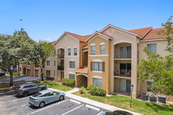 Emerald Isle At Laguna Lakes, 4041 San Marino Blvd #202, West Palm Beach, Florida 33409, image 2
