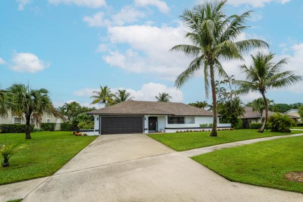Pinewood Manor Of Wellington, 301 Knotty Wood Ln, Wellington, Florida 33414, image 3