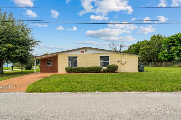 Southern Pines, 2102 Avenue P, Fort Pierce, Florida 34950, image 3