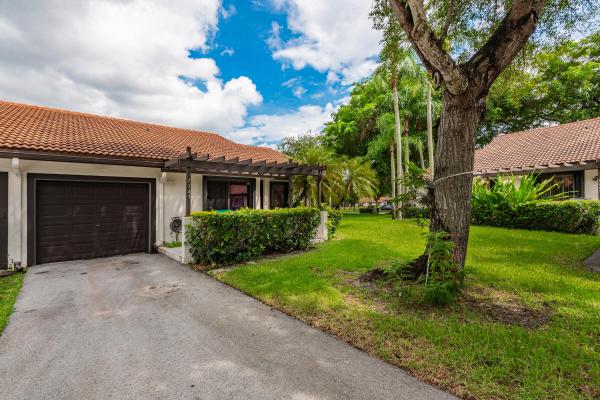 Lake Colony, 7143 Wisteria Way, Tamarac, Florida 33321, image 2