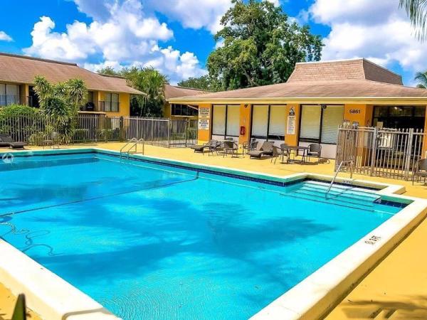 Hampton Court, 5825 Washington St #40, Hollywood, Florida 33023, image 2