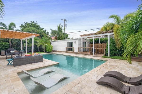 Lake Worth Town, 1601 S Palmway, Lake Worth Beach, Florida 33460, image 1
