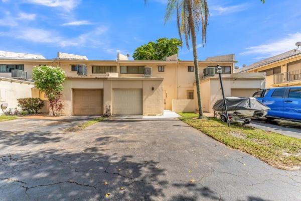 Colonial Lakes Villas Of Stirling Pointe, 4281 N 76th Ave, Davie, Florida 33328, image 2