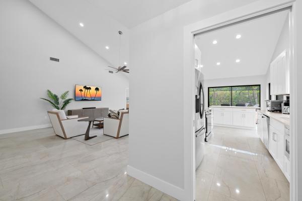 Saratoga Pointe, 2505 Iroquois Cir, West Palm Beach, Florida 33409, image 2