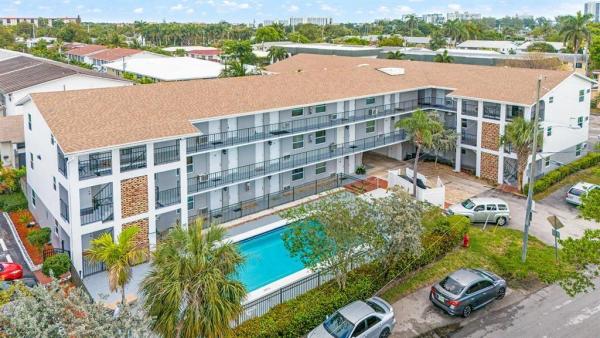 Carriage Light, 1021 NE 24th Ave #18, Pompano Beach, Florida 33062, image 1