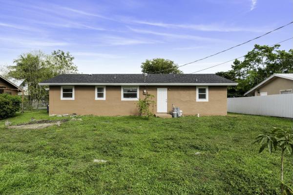 Sugarland Heights, 816 NE 22nd St, Belle Glade, Florida 33430, image 1