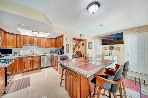 Kimberly Townhouses, 6224 SW 7th St, Margate, Florida 33068, image 1