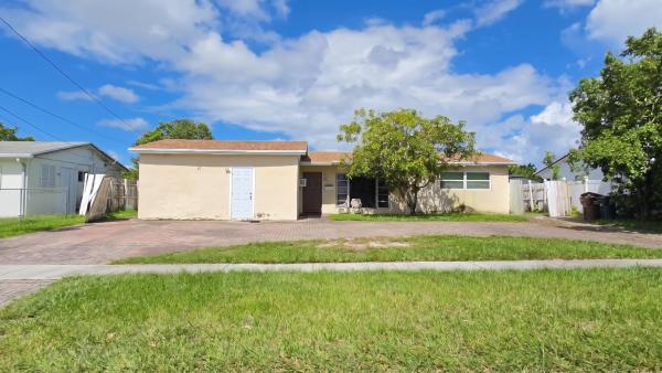 Bonnie Loch, 411 NW 39th St, Deerfield Beach, Florida 33064, image 1