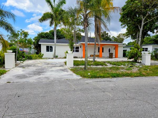 Lake Park Residential, 424 E Ilex Dr, Lake Park, Florida 33403, image 1