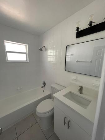 Central Oakland Park, 1022 NE 39th St #1, Oakland Park, Florida 33334, image 1
