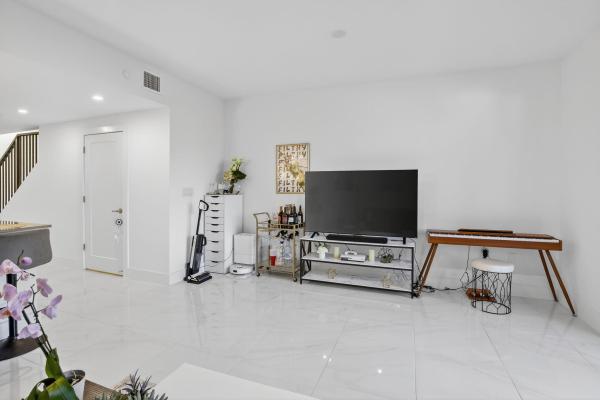 Oaks Place, 4173 N Oak Pl, Dania Beach, Florida 33314, image 1