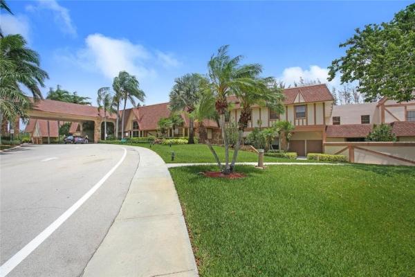 Huntington Lakes 1, 6655 N Kensington Ln #208, Delray Beach, Florida 33446, image 1