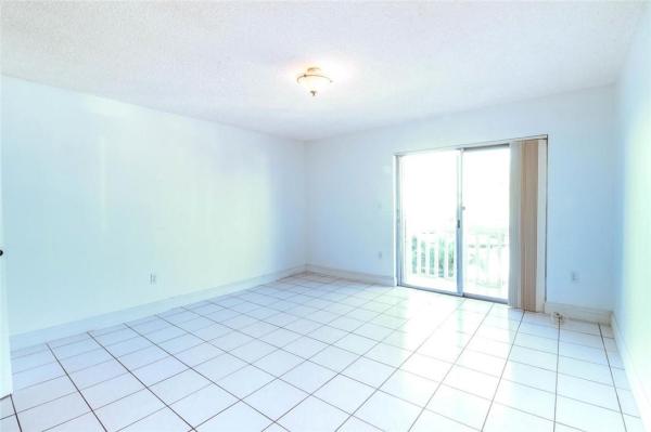 Carlyle Plaza, 7620 Carlyle Ave #303, Miami Beach, Florida 33141, image 1