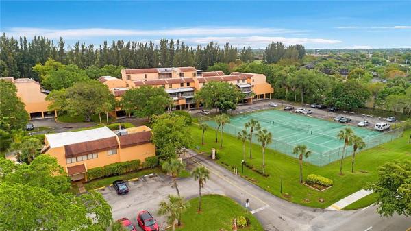 Lago West, 400 Commodore Dr #212, Plantation, Florida 33325, image 2