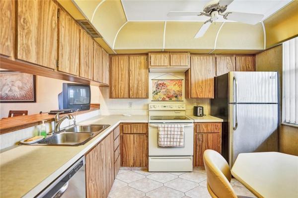 Whitehall Of Pine Island Ridge, 1510 Whitehall Dr #405, Davie, Florida 33324, image 2