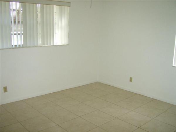 Petite, 45 NE 25th St #1-2, Wilton Manors, Florida 33305, image 1