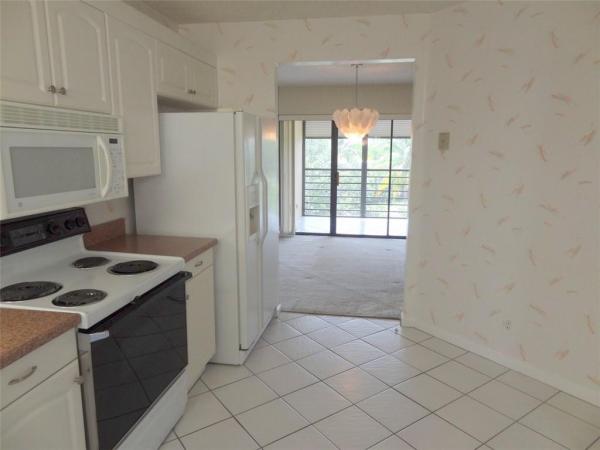 Camino Real Village, 5900 Camino Del Sol #403, Boca Raton, Florida 33433, image 2