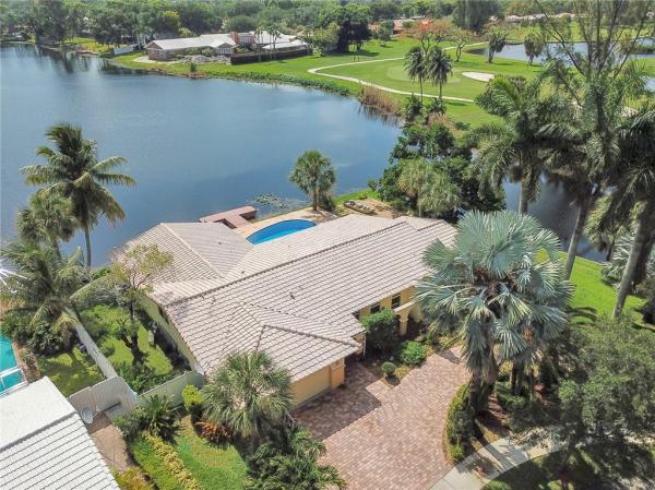 Loch Ness, 16403 Loch Ness Ln, Miami Lakes, Florida 33014, image 2
