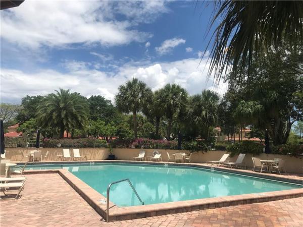 The Lakes Of Deer Creek, 3068 Deer Creek Lake Shore Dr, Deerfield Beach, Florida 33442, image 2