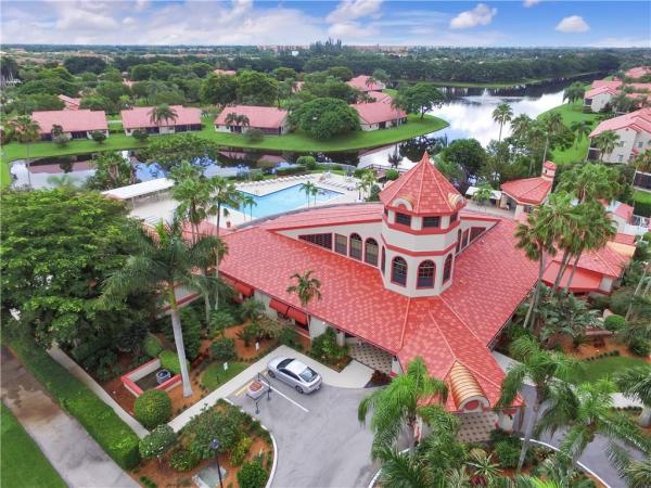 The Lexington Club Villas, 7856 Lexington Club Blvd #C, Delray Beach, Florida 33446, image 2