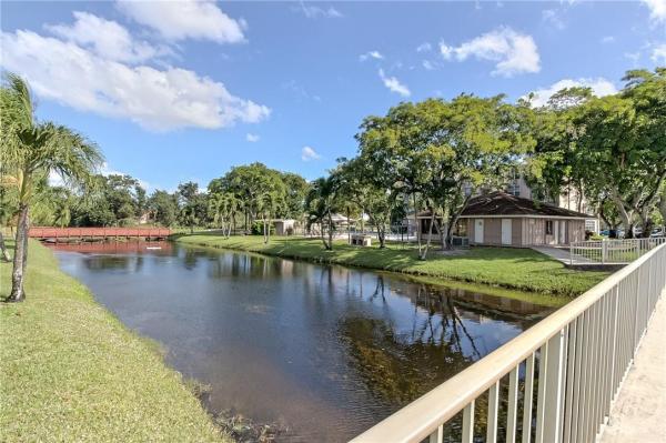 Tangerine Of Pine Island Ridge, 9410 Tangerine Pl #407, Davie, Florida 33324, image 2