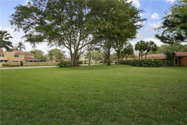 The Townhomes Of Deer Creek, 685 Deer Creek Edgewater Dr, Deerfield Beach, Florida 33442, image 2