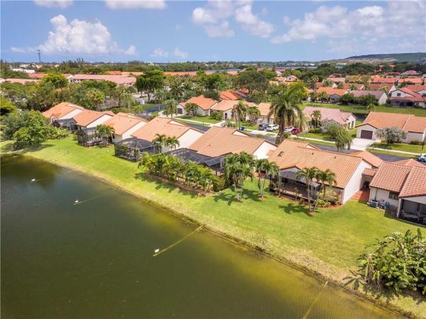 Columbia Square, 17 Columbia Ct, Deerfield Beach, Florida 33442, image 2