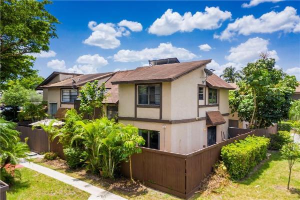 Bayberry Lakes, 2081 Bayberry Dr, Pembroke Pines, Florida 33024, image 1