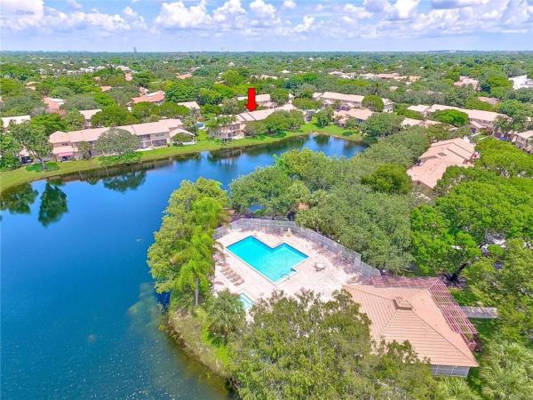 Vineyards Of Plantation, 9068 Vineyard Lake Dr, Plantation, Florida 33324, image 2