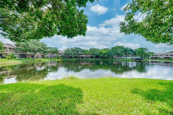 Vineyards Of Plantation, 9068 Vineyard Lake Dr, Plantation, Florida 33324, image 1