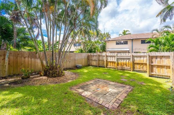 Wilton Pines Townhomes, 2123 NE 11th Ave, Wilton Manors, Florida 33305, image 2