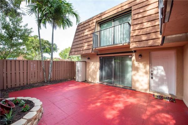 Camelot Gardens, 2595 Lakeview Ct, Cooper City, Florida 33026, image 2