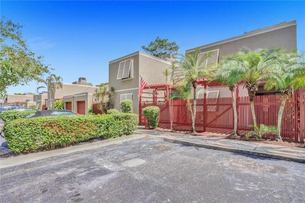 Villas West, 1001 N Hiatus Rd, Pembroke Pines, Florida 33026, image 1