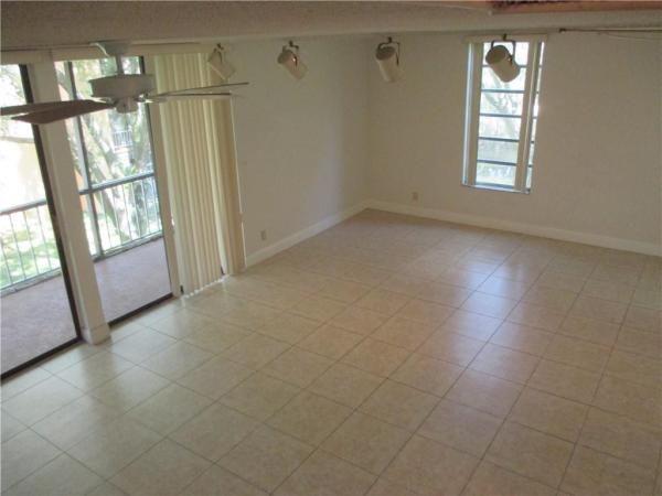 Lago West, 400 Commodore Dr #308, Plantation, Florida 33325, image 1