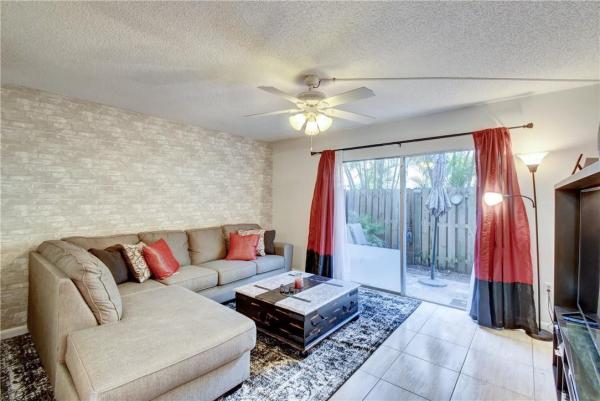 The Racquet Club, 805 W Oakland Park Blvd #E2, Oakland Park, Florida 33311, image 1