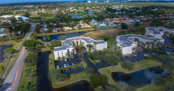 Camino Real Village, 5900 Camino Del Sol #404, Boca Raton, Florida 33433, image 3