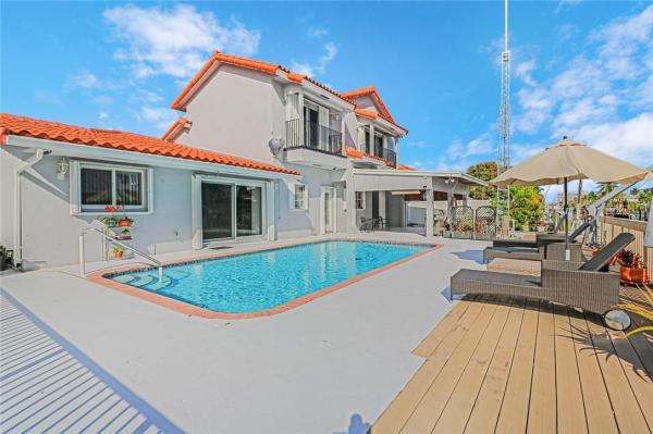 Pompano Isles, 2256 SE 10th St, Pompano Beach, Florida 33062, image 1