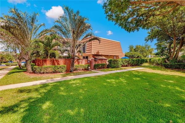 Waterford Courtyards At Crystal Lakes North, 2872 S Waterford Dr #2872, Deerfield Beach, Florida 33442, image 2