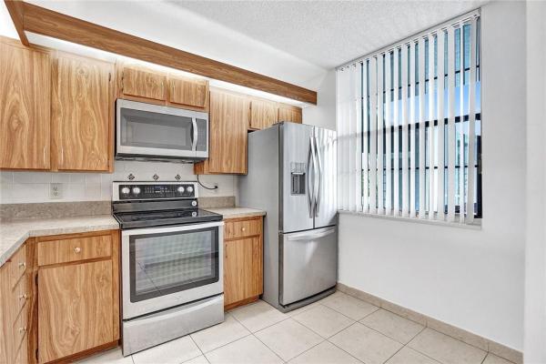 Whitehall Of Pine Island Ridge, 1524 Whitehall Dr #103, Davie, Florida 33324, image 2