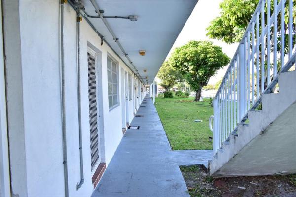 Romont South, 20310 NE 2nd Ave #17, Miami Gardens, Florida 33179, image 2