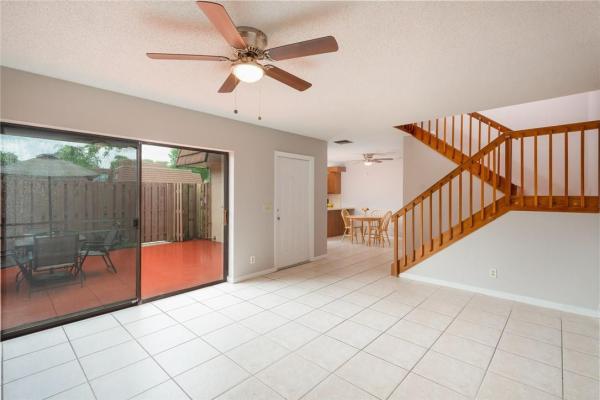 Camelot Gardens, 2576 N Lakeview Ct, Cooper City, Florida 33026, image 2