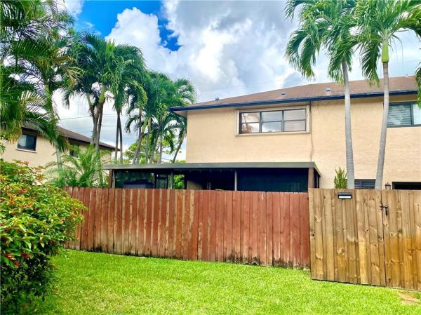 Wilton Pines Townhomes, 2124 NE 9th Ave, Wilton Manors, Florida 33305, image 1