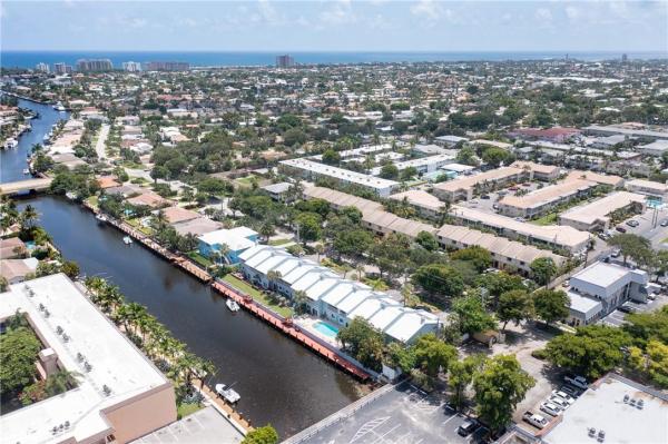 Grand Key Canal Townhouses, 2115 NE 44th St, Lighthouse Point, Florida 33064, image 3