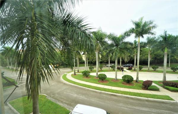 Fontainbleau Lakes Courtyards West, 10012 NW 7th St #218, Fountainebleau, Florida 33172, image 1