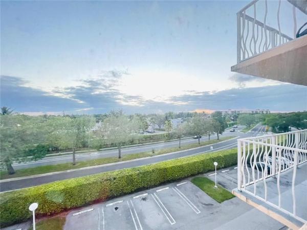 Breakwaters Of The Palm Beaches, 500 Executive Center Dr #4B, West Palm Beach, Florida 33401, image 2