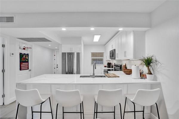 Poinciana Place Of Pine Island Ridge, 9420 Poinciana Pl #102, Davie, Florida 33324, image 3