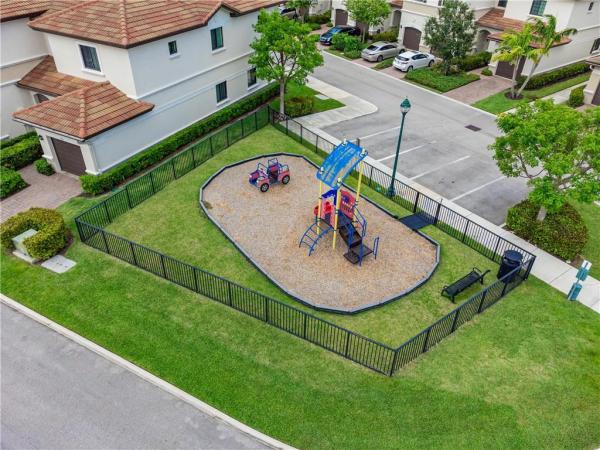 Eastside Village, 4206 N Dixie Hwy #17, Oakland Park, Florida 33334, image 2