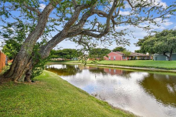 Forest Glen Townhouses, 4747 Orleans Ct #C, West Palm Beach, Florida 33415, image 3