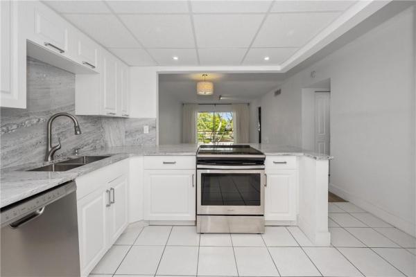 Berkley House Of Carriage Hills, 100 Berkley Rd #303, Hollywood, Florida 33024, image 3